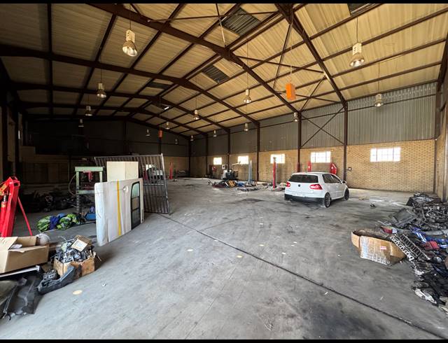 1,100M² WAREHOUSE FOR SALE IN ROBERTVILLE